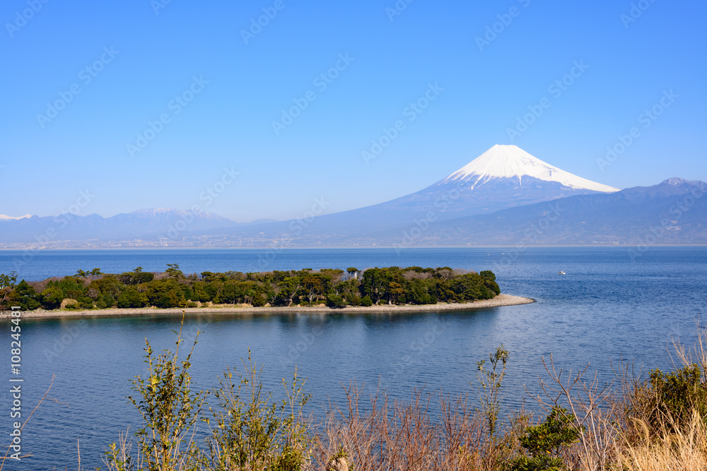 駿河湾の向こうに見える富士山