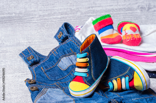 Foto baby shoes for babies and a set of clothes