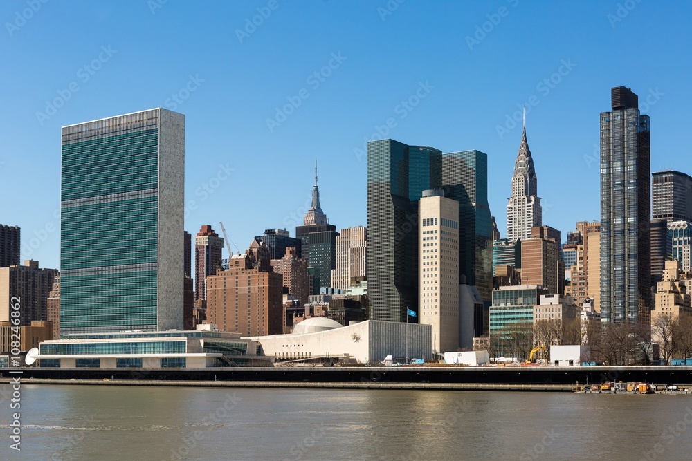 Manhattan skyline highlighting the building of the United Nations Manhattan skyline highlighting the building of the United Nations