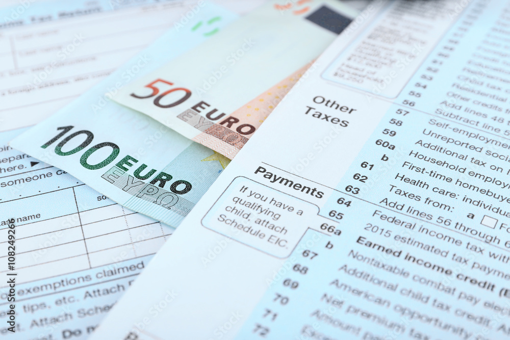Obraz premium 1040 Income Tax Form and euro bills, close up