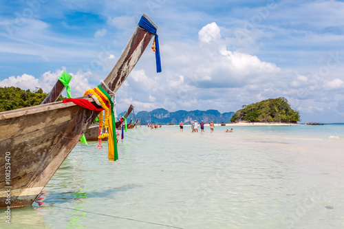 long tail boats, bateaux à longue queue dans le lagon des îles Tups, Thaïlande 