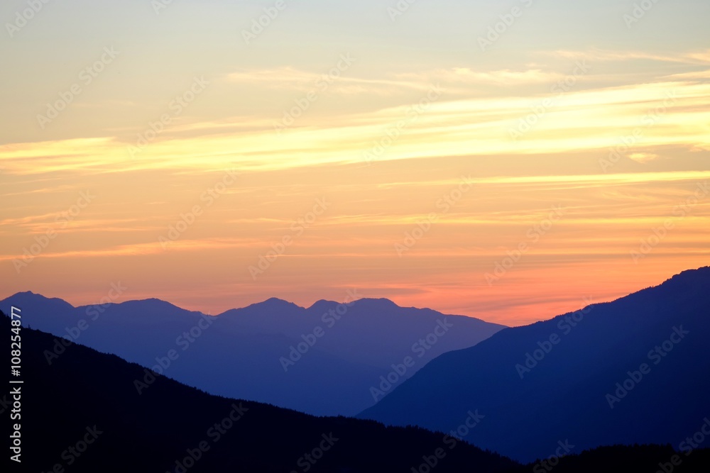Fototapeta premium Sunrise over Mountains. California, USA. 
