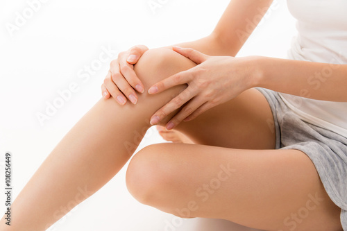 膝をケアする女性