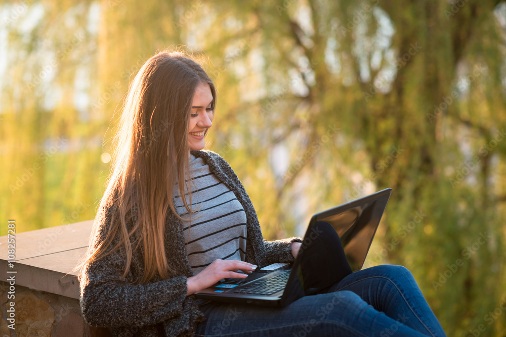 Obraz premium beautiful girl with a laptop and coffee