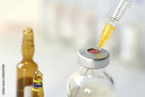 Spritzen zur Injektion mit Ampullen und Antibiotikum