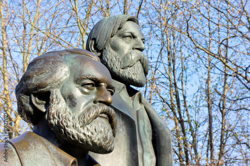 Karl Marx-/Friedrich Engels-Doppelstandbild Berlin photo