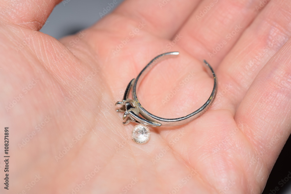 手のひらにの上の壊れた指輪