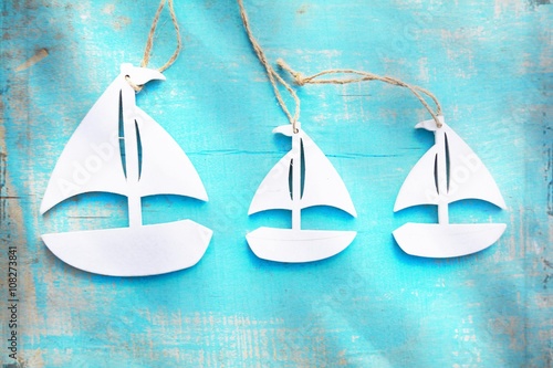 drei kleine Segelboote