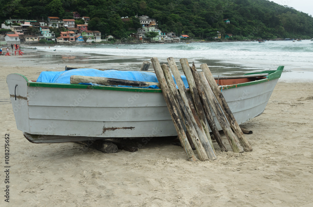 barco de pesca com troncos em uma vila de pescadores em Florianópolis, Brasil barco de pesca com troncos em uma vila de pescadores em Florianópolis, Brasil