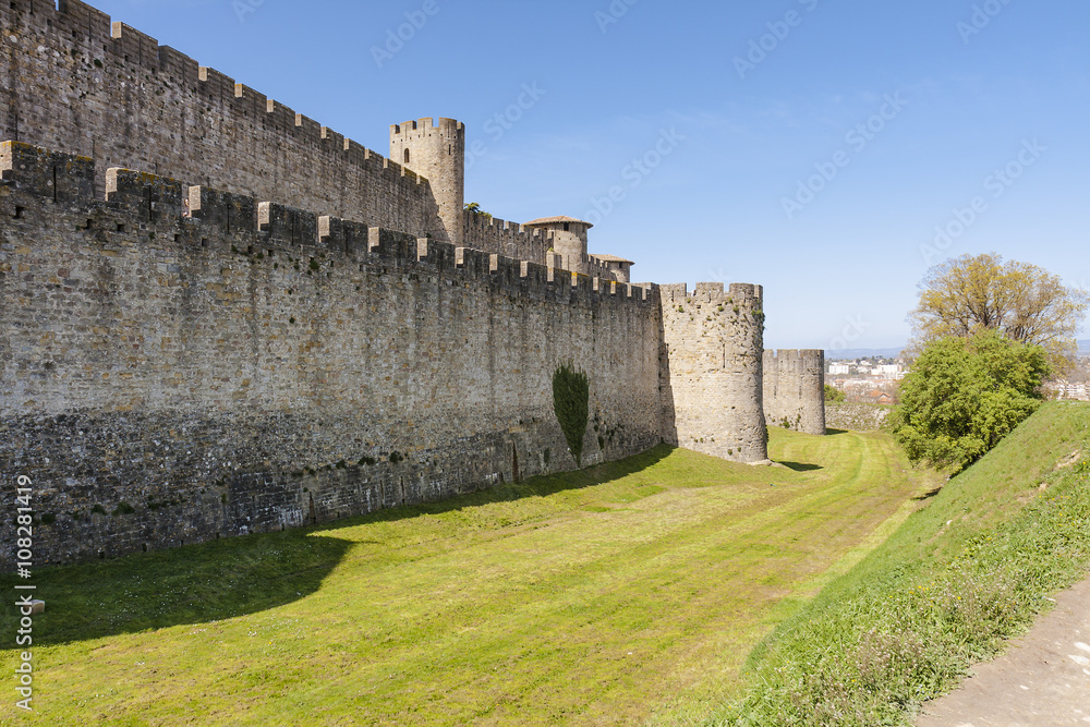 Carcassonne - äußere Festungsmauer