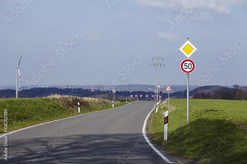 Strassen - Landstraße mit Kurve