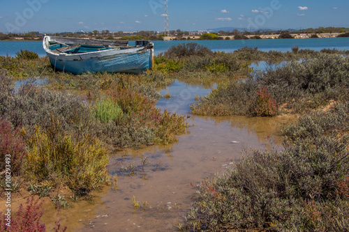 Fischerboot im Schwemmland bei Chiclana de la Frontera