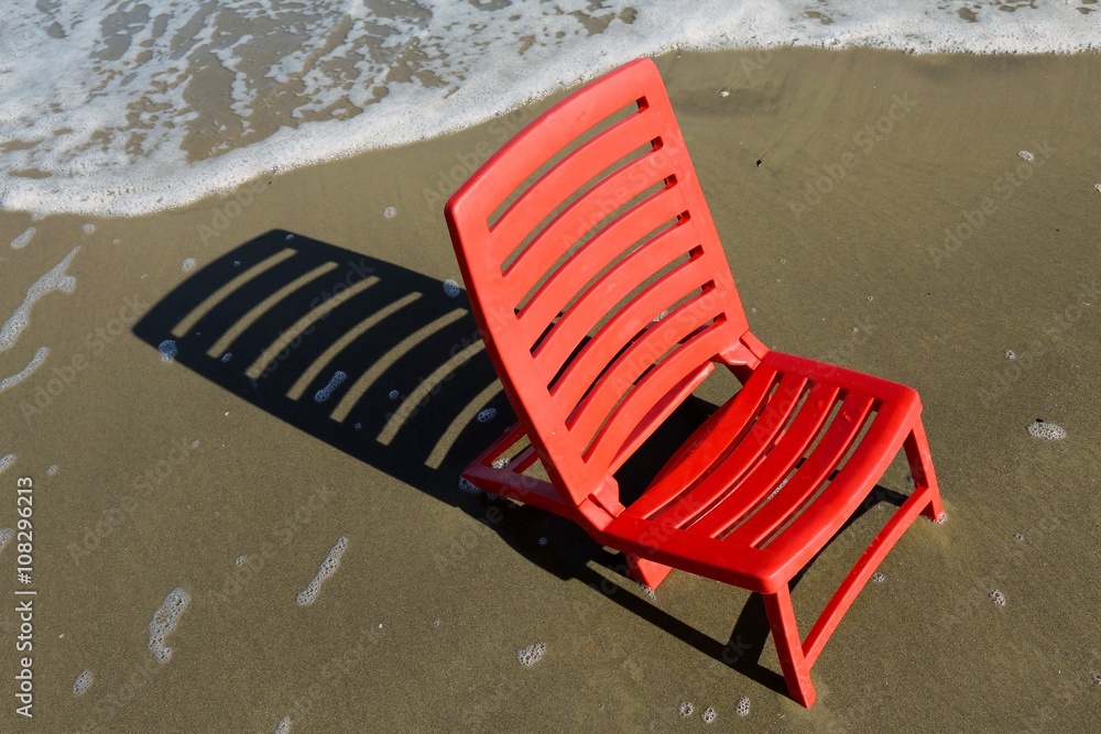 Naklejka premium beach chair on the shore on a summer day
