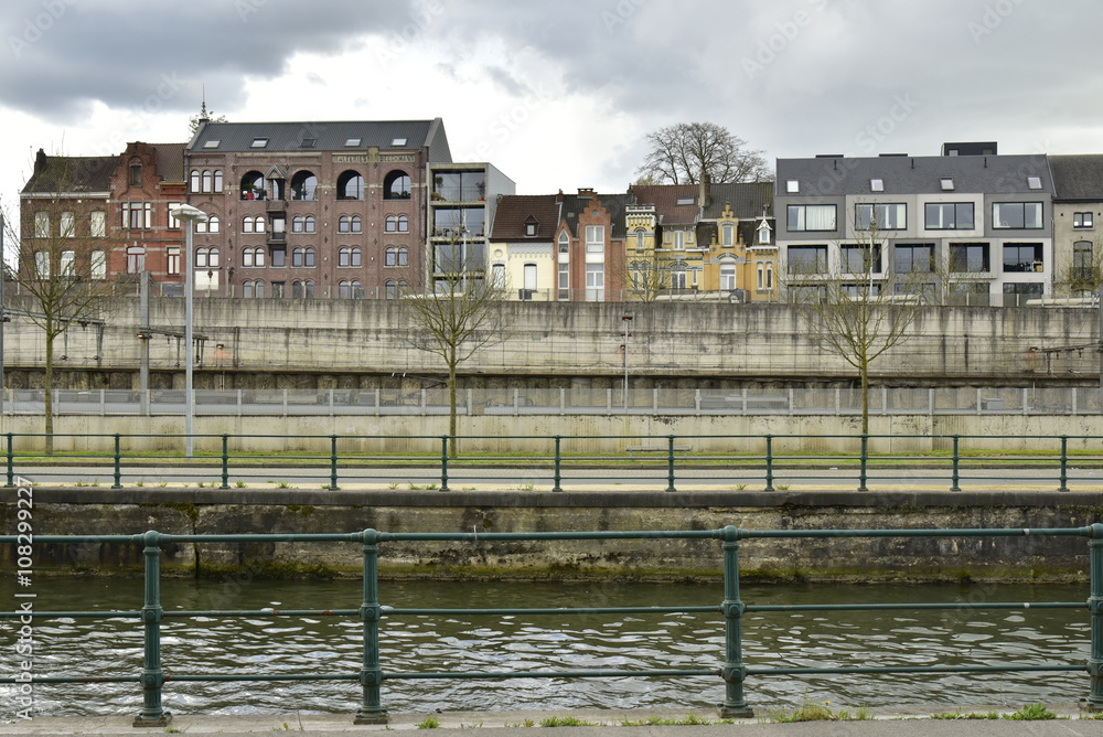 Fototapeta premium Le canal de Bruxelles-Ronquières à la hauteur de la gare de Hal en Brabant flamand