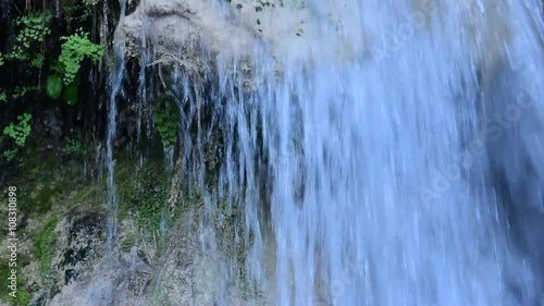 kayadan dökülen kaynak suları photo