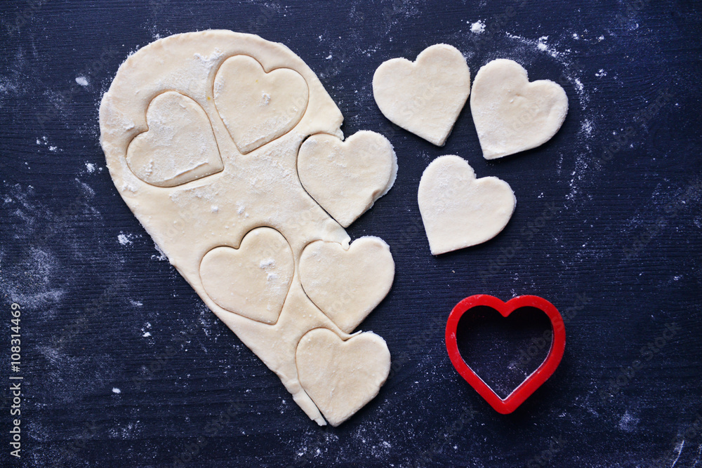 Obraz premium Uncooked heart shaped biscuits on a table