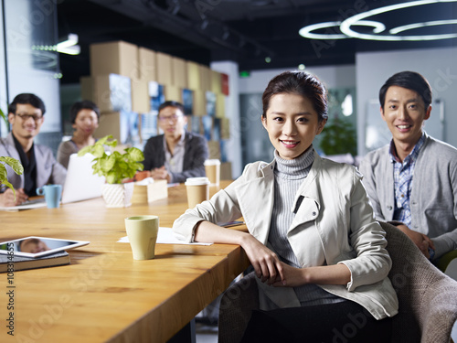 Canvas Print young asian entrepreneurs meeting in office