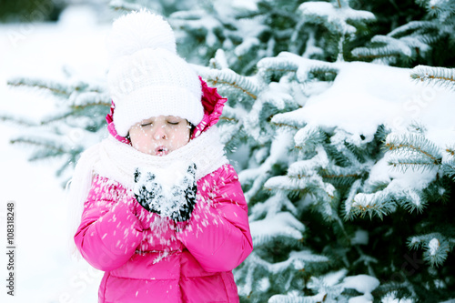 Little girl with winter clo...