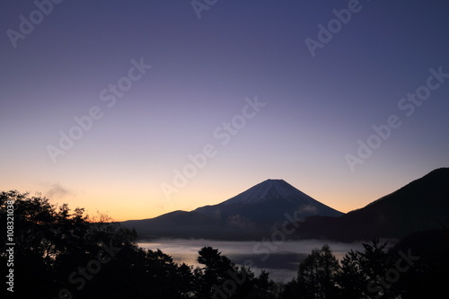 本栖湖 夜明けの富士山