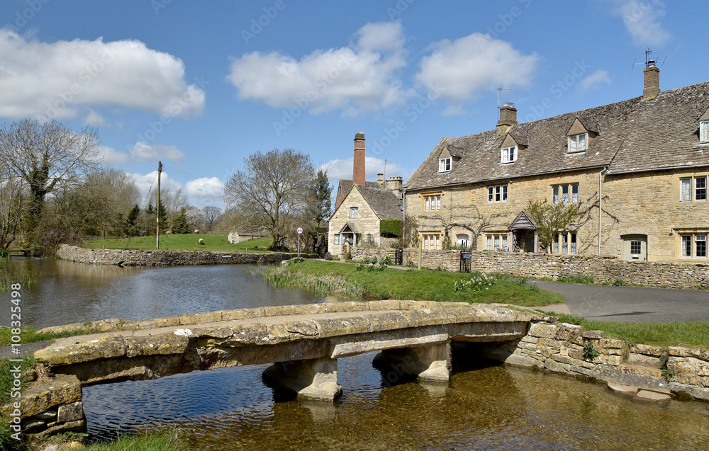 Fototapeta premium Stone bridge over River Eye, Lower Slaughter, Gloucestershire,