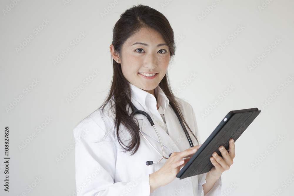 Female doctors have electronic medical record Female doctors have electronic medical record