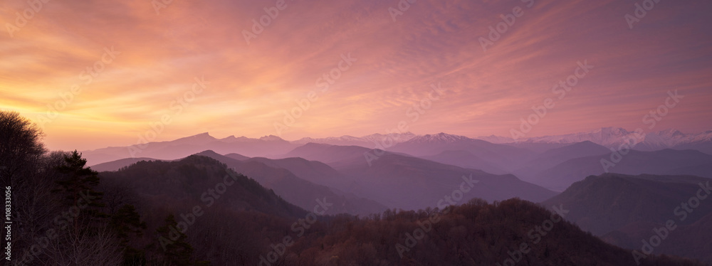 Obraz premium Piękny wschód słońca w górach Kaukazu