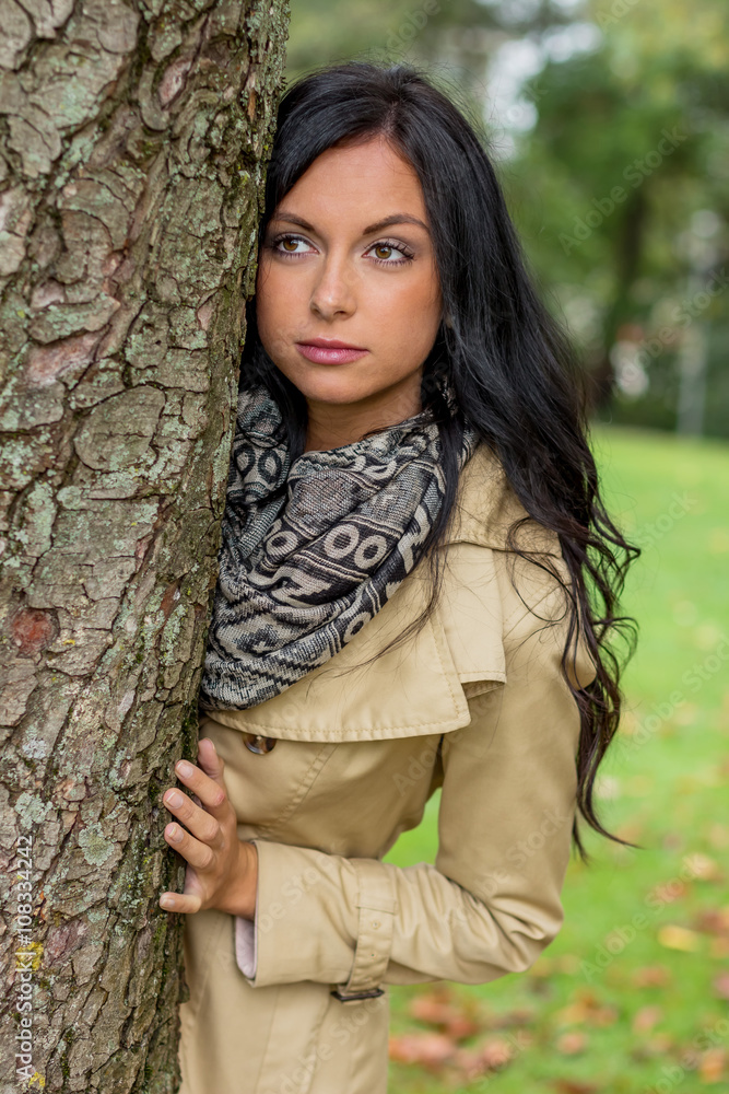 Junge Frau mit Baum Junge Frau mit Baum