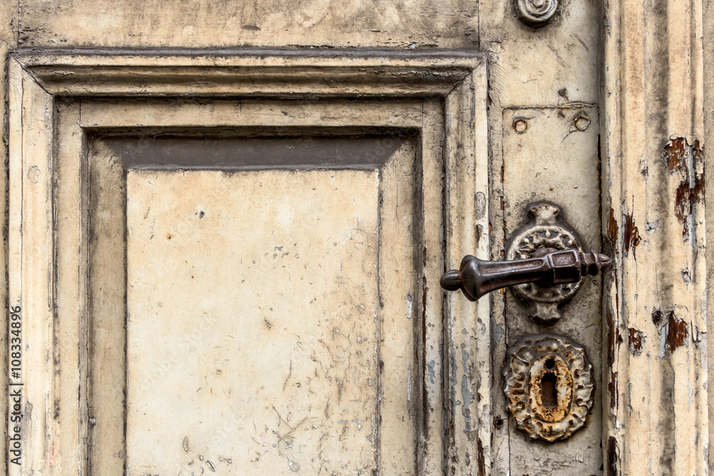 Fototapeta premium Alte Tür mit verschnörkelter Klinke
