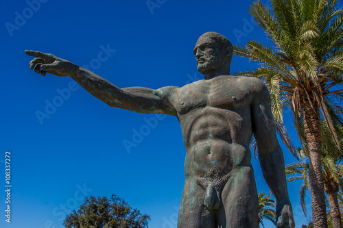 Bronzestatue eines Mannes zeigt in eine Richtung © zauberblicke