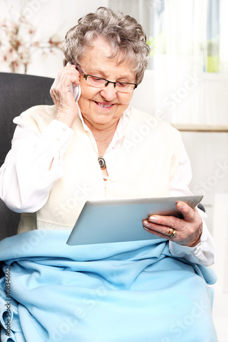 Starsza kobieta rozmawia przez telefon 