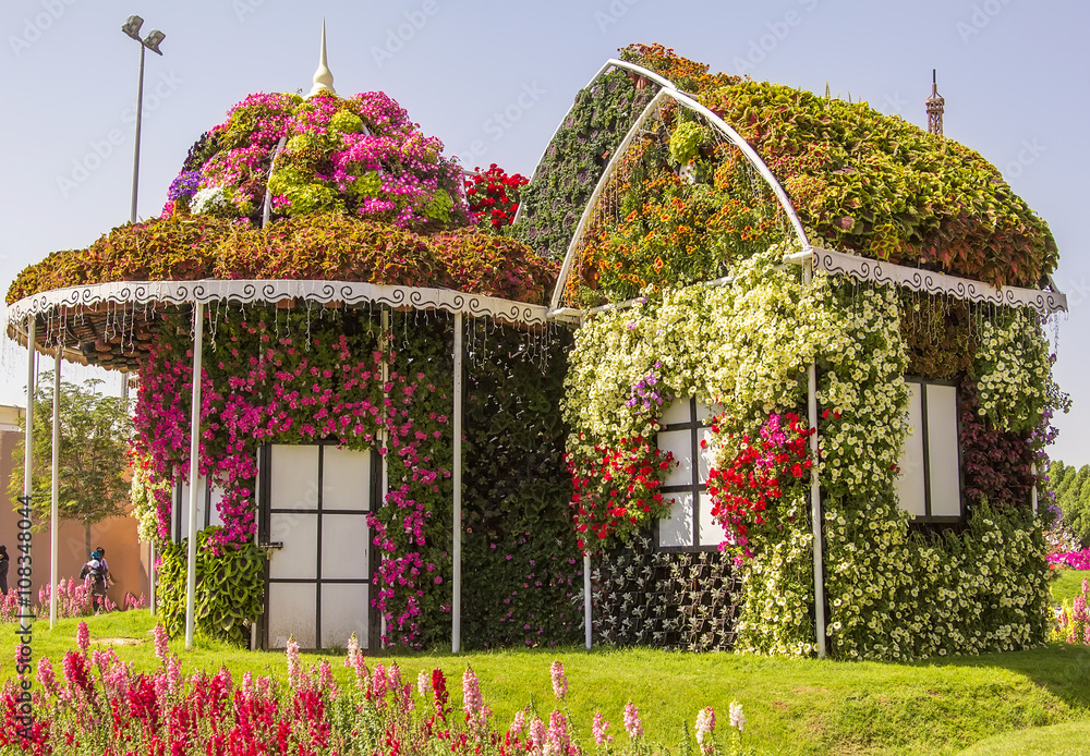 Naklejka premium Niesamowity kolorowy dom kwiatów w parku Miracle Garden w Dubaju w Zjednoczonych Emiratach Arabskich