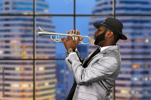 Φωτογραφία Afro trumpeter in black hat