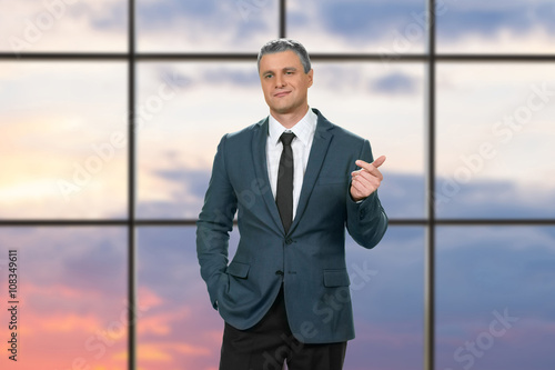 Canvas Print Cocky adult businessman wearing suit