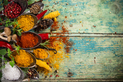 Foto Various colorful spices on wooden table