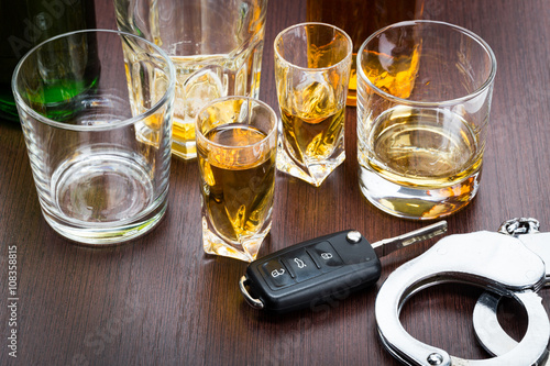Obraz na plátně Car key on the bar with spilled alcohol
