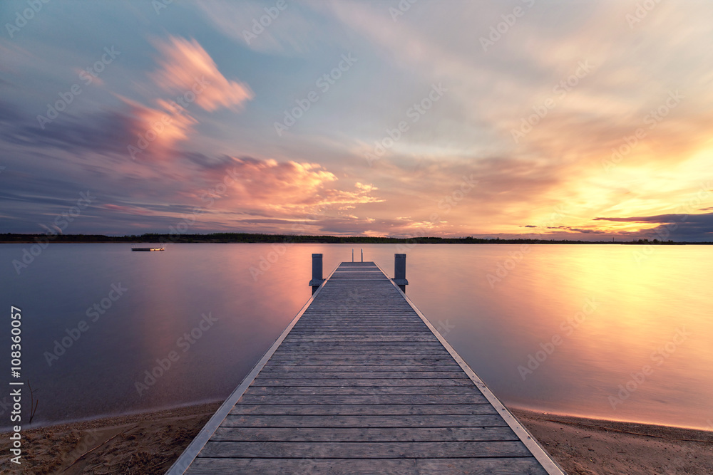 Langzeitbelichtung am Ufer des Sees, Sonnenuntergang