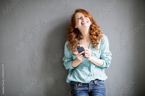 Frau beim Telefonieren mit Smartphone photo