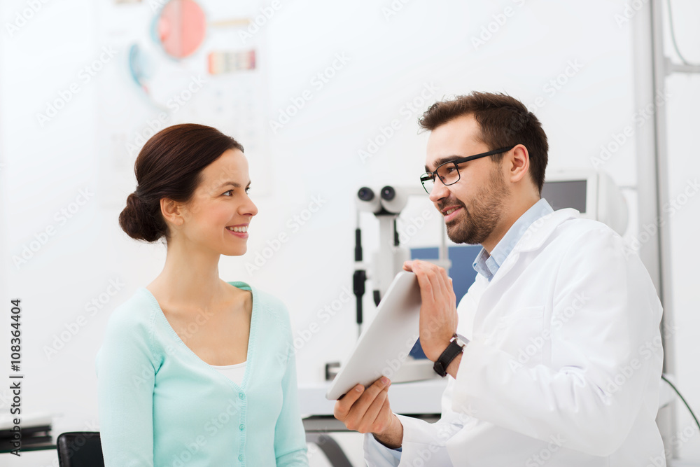 Obraz premium optician with tablet pc and patient at eye clinic