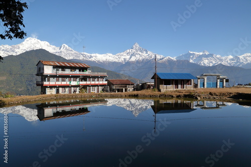 Les reflets de la chaîne de l'Himalaya dans la région des Annapurna – Népal