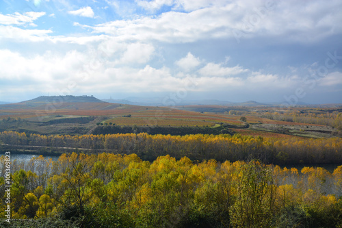 colores de otoño en el rio Ebro