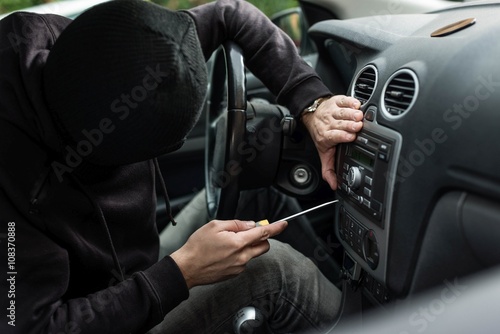 Obraz na płótnie Car thief head trying to steal car radio w salonie