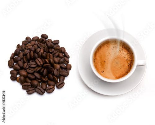 Kaffeebohnen mit Kaffeetasse