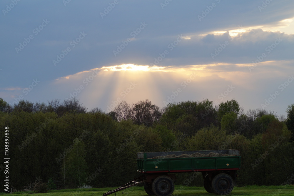 Fototapeta premium Promienie słoneczne przebijające się przez chmury