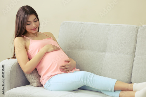 Pregnant woman resting on s...