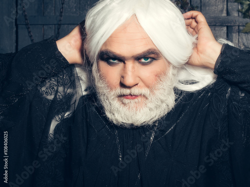 Man in white wig