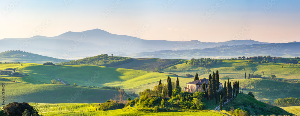 Fototapeta premium Piękny wiosna krajobraz w Tuscany, Włochy