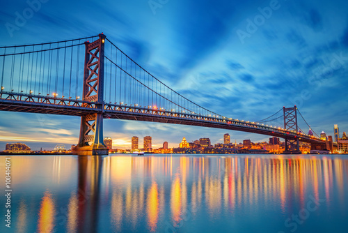 Fototapeta Naklejka Na Ścianę i Meble -  Ben Franklin Bridge in Philadelphia at sunset.