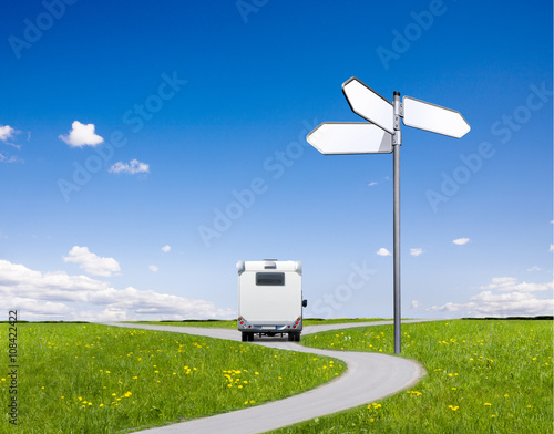 Camper mit Wegweiser