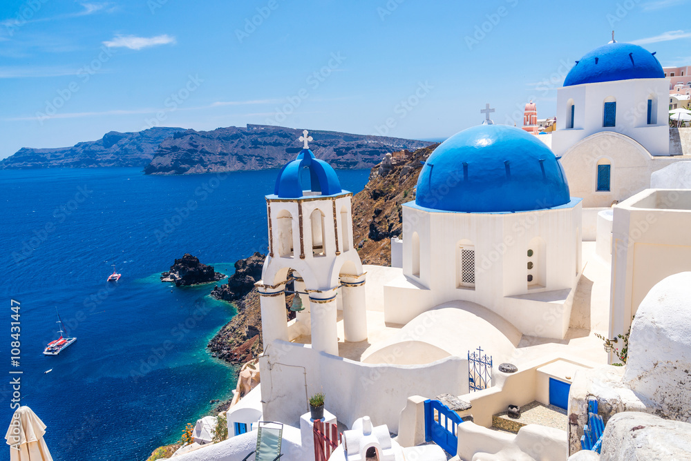 Fototapeta premium Famous blue dome churches in Oia on Santorini island, Greece