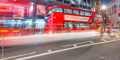 Obraz Autobusy w Londynie z lekkimi szlakami w nocy